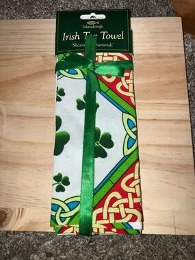 Royal Tara Islandcraft Shamrock Kitchen Towel with Celtic Accents New